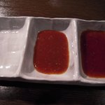焼肉 もつ鍋 まん福 - たれ　(右から　醤油、味噌)