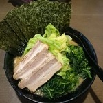 麺屋 葵 - 醤油豚骨！オープン記念クーポンで、キャベツ＆チャーシュー２枚。トッピングでホウレン草とのり。 