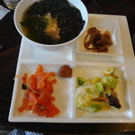 レストラン＆バー｢SKY J｣ ＪＲタワーホテル日航札幌 - 2回目和食。どんぶりはご飯の上に塩辛と海苔を乗せて、お湯をかけた「塩辛茶付け、ウメと松前漬をそえて」