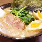 Mentatsu Umaya - 味玉ラーメン、ほうれん草増し