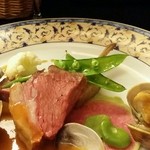 レアみたいに美しいピンクの仔羊ロースト