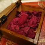 イレテテュヌフワ - 2016.04 ウエルカムのお菓子(真っ赤なガナッシュ)♪