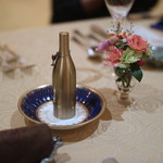 トゥ・ラ・ジョア - 店内：テーブルセット