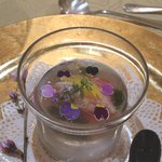 トゥ・ラ・ジョア - カニ酢：トマトとイチゴを医療用の遠心分離器で、透明な旨味と酸味を取り出した