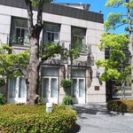 メゾン エメ・ヴィベール - 快晴に映える外観の風景です