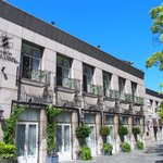 メゾン エメ・ヴィベール - 快晴に映える外観の風景です