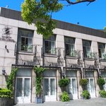 メゾン エメ・ヴィベール - 快晴に映える外観の風景です