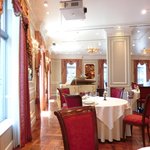 メゾン エメ・ヴィベール - 店内の2階テーブル席の風景です