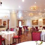 メゾン エメ・ヴィベール - 店内の2階テーブル席の風景です