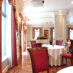 メゾン エメ・ヴィベール - 店内の2階テーブル席の風景です