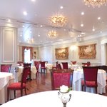 メゾン エメ・ヴィベール - 店内の2階テーブル席の風景です