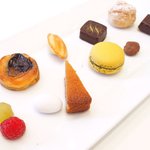 メゾン エメ・ヴィベール - ランチコース 5346円 の小菓子ワゴンの盛り合わせ