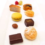 メゾン エメ・ヴィベール - ランチコース 5346円 の小菓子ワゴンの盛り合わせ