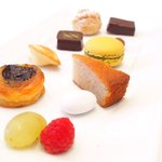 メゾン エメ・ヴィベール - ランチコース 5346円 の小菓子ワゴンの盛り合わせ