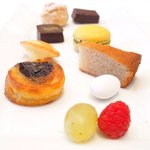 メゾン エメ・ヴィベール - ランチコース 5346円 の小菓子ワゴンの盛り合わせ