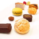 メゾン エメ・ヴィベール - ランチコース 5346円 の小菓子ワゴンの盛り合わせ