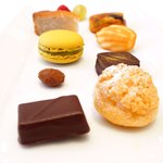 メゾン エメ・ヴィベール - ランチコース 5346円 の小菓子ワゴンの盛り合わせ