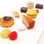 メゾン エメ・ヴィベール - ランチコース 5346円 の小菓子ワゴンの盛り合わせ