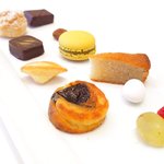 メゾン エメ・ヴィベール - ランチコース 5346円 の小菓子ワゴンの盛り合わせ