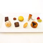 メゾン エメ・ヴィベール - ランチコース 5346円 の小菓子ワゴンの盛り合わせ