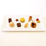 メゾン エメ・ヴィベール - ランチコース 5346円 の小菓子ワゴンの盛り合わせ
