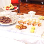 メゾン エメ・ヴィベール - ランチコース 5346円 の小菓子ワゴンの盛り合わせ
