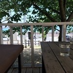 PATISSERIE TOOTH TOOTH シーサイドカフェ - 木陰のテラス席