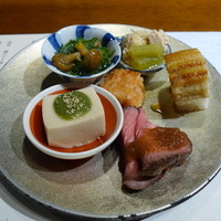 和食 了寛 - 前菜：胡麻豆腐蓬莱味噌風味／鯛の子の煮物／穴子棒寿司／桜海老真丈／和牛ロースト／おかひじきの酢の物