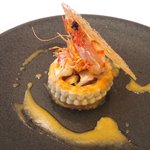 メゾン エメ・ヴィベール - ランチコース 5346円 のサイマキ海老パイ包み ハナビラダケのソテー ボイル海老 海老頭のフリット 蕎麦粉 海老の皮のソース