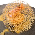 メゾン エメ・ヴィベール - ランチコース 5346円 のサイマキ海老パイ包み ハナビラダケのソテー ボイル海老 海老頭のフリット 蕎麦粉 海老の皮のソース