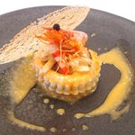 メゾン エメ・ヴィベール - ランチコース 5346円 のサイマキ海老パイ包み ハナビラダケのソテー ボイル海老 海老頭のフリット 蕎麦粉 海老の皮のソース