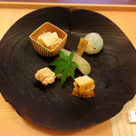 Kyouyuuke Yoki Kana - 八寸は白いずいきの胡麻酢あえ、鯛の手毬寿司、鯛の子、筍の味噌漬け、アイナメの稚魚。