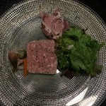 ラ カンパーニュ - 田舎風パテと自家製ハムの前菜
      
      パテは行ったら必ず注文します。
      旨味がギッシリ詰まった最高のパテ、
      オススメです。
