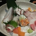 魚店亜紗 - 刺身の盛り合わせ　メインはカンパチでした。※少し食べてから、あわてて撮影