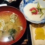 味な処　はちや - 味噌汁とマグロの山かけ、たくあん