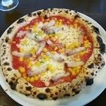 トラットリア ナティーボ - ベーコンとコーンのトマトソースのピザ