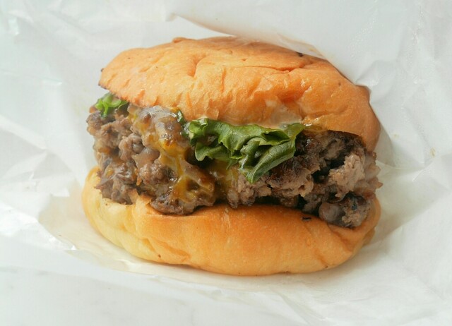 ヘンリーズバーガー（HENRY'S BURGER）>