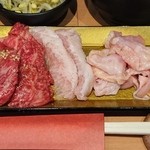 焼肉 いけばた - 得ランチセット（1000円＋税）牛バラ５枚、トントロ２枚、鳥ハラミ５～６枚