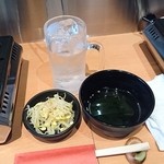 焼肉 いけばた - ご飯（大盛、お代わり自由）、もやしナムル、ワカメスープ、水（もしくは炭酸）付き