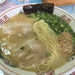 Ryouan - 麺はこんな感じ
                      ゴマをちとだけ投入