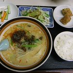 豊盛園 - 坦坦刀削麺、ご飯、漬物、サラダ、鶏の唐揚げで680円です