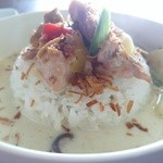 Lamp - 青唐辛子とチキン。
      見えてる青いのは豆ですね。