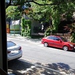 Bakery Cafe Aoitori - お店の窓からの風景。お店の向かいは、「コーヒープリンス1号店」。