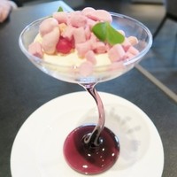 CORK - レアチーズのムースとフランボワーズのメレンゲ