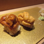 まんてん鮨 - 左　バフンウニ（北海道）　右　紫雲丹（青森）握り