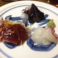天ぷら 松 - 鯛とさよりととり貝。鰹は柚子醤油。
                お皿は魯山人初期作品。
                のり醤油とオリジナル醤油で食べます。
