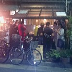 どての品川 - ここだけは人だかりになっています。(隙間は私の席です。写真撮影中)