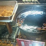 どての品川 - 目の前には揚げたての串カツが、右は醤油ベースのテリダレともつ焼き