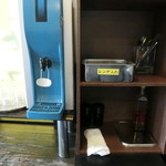 ラーメン北郎 - 冷水機とレンゲ置場
      ティッシュはこの上