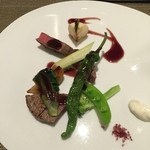 デュ ボン タン - メインのステーキと野菜
                                赤ワイン風味の塩とリコッタチーズをつけて